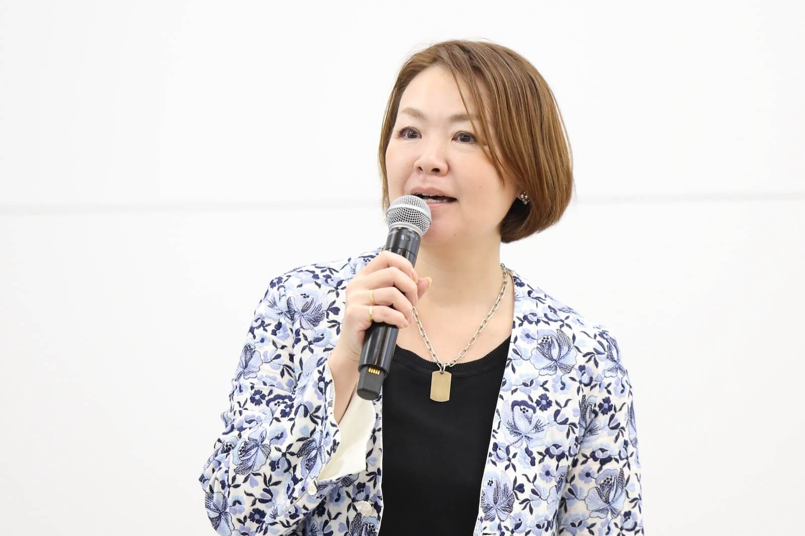 Spice up Weddings 代表 阿部マリ子さんがマイクの前で登壇している様子