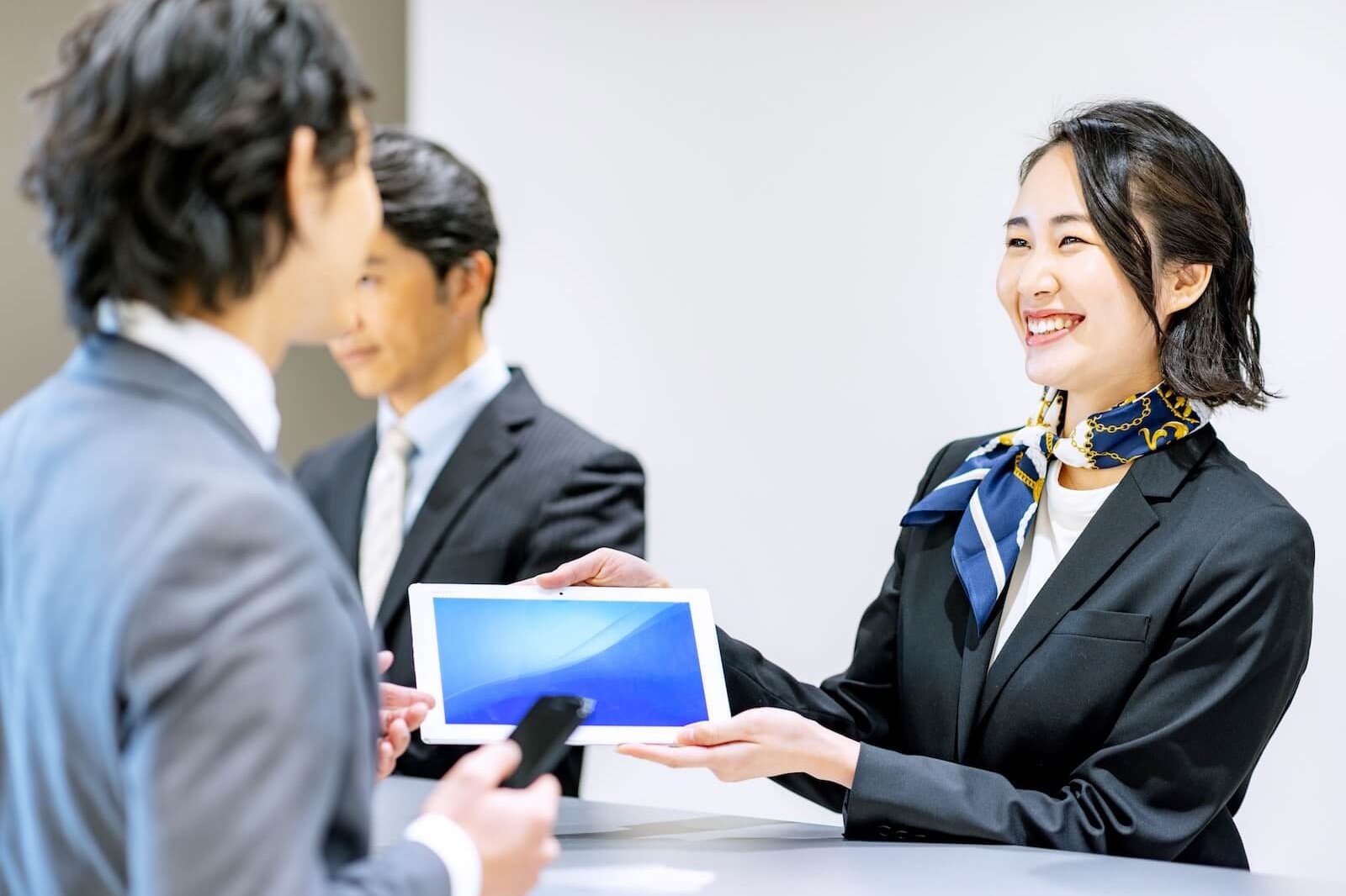 笑顔で接客する人