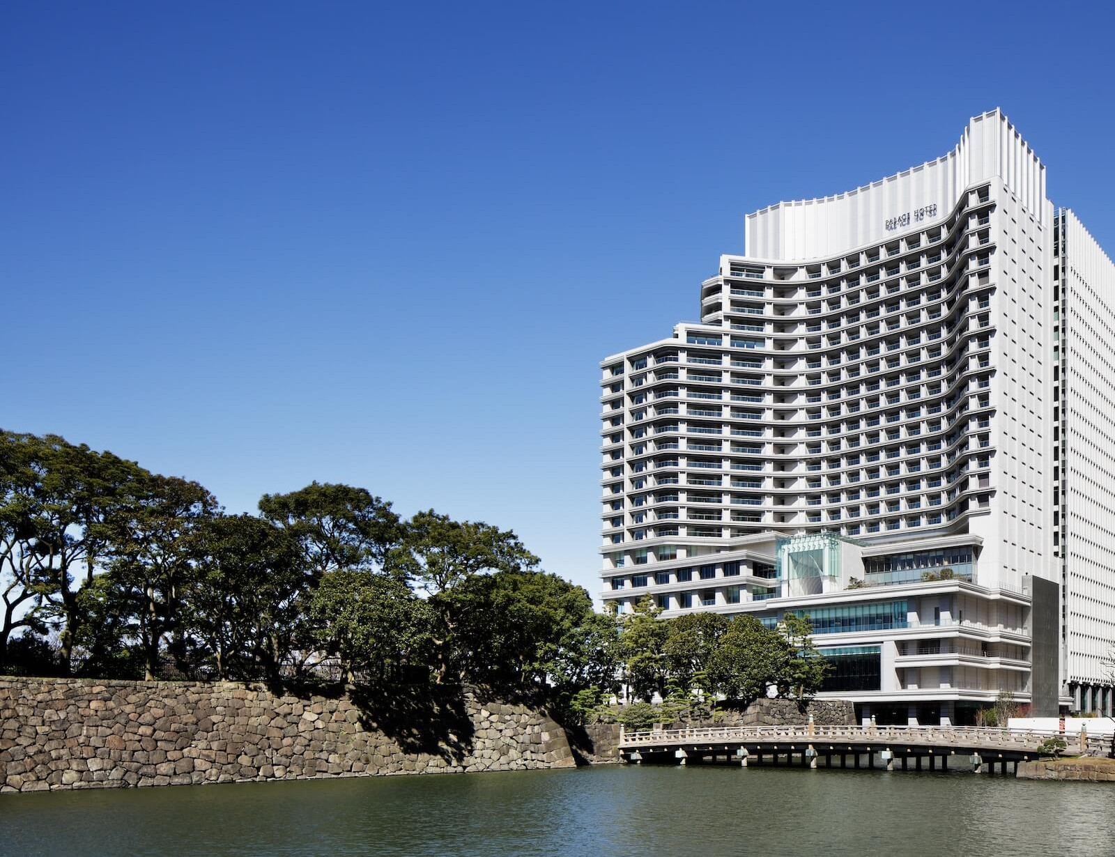 パレスホテル東京の外観。水辺と石垣に面して建つ高層ホテル。