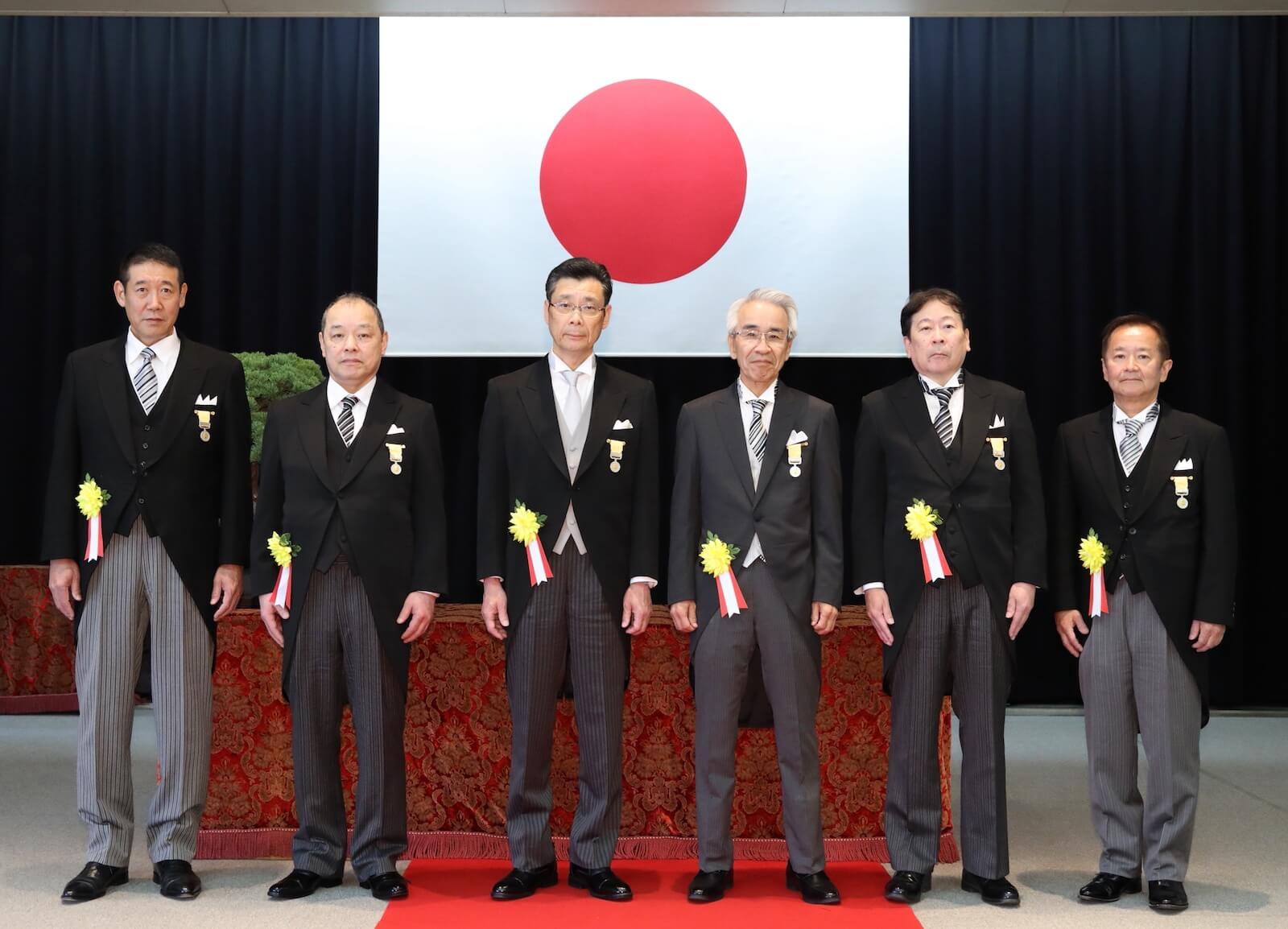 黄綬褒章受章者6名の集合写真