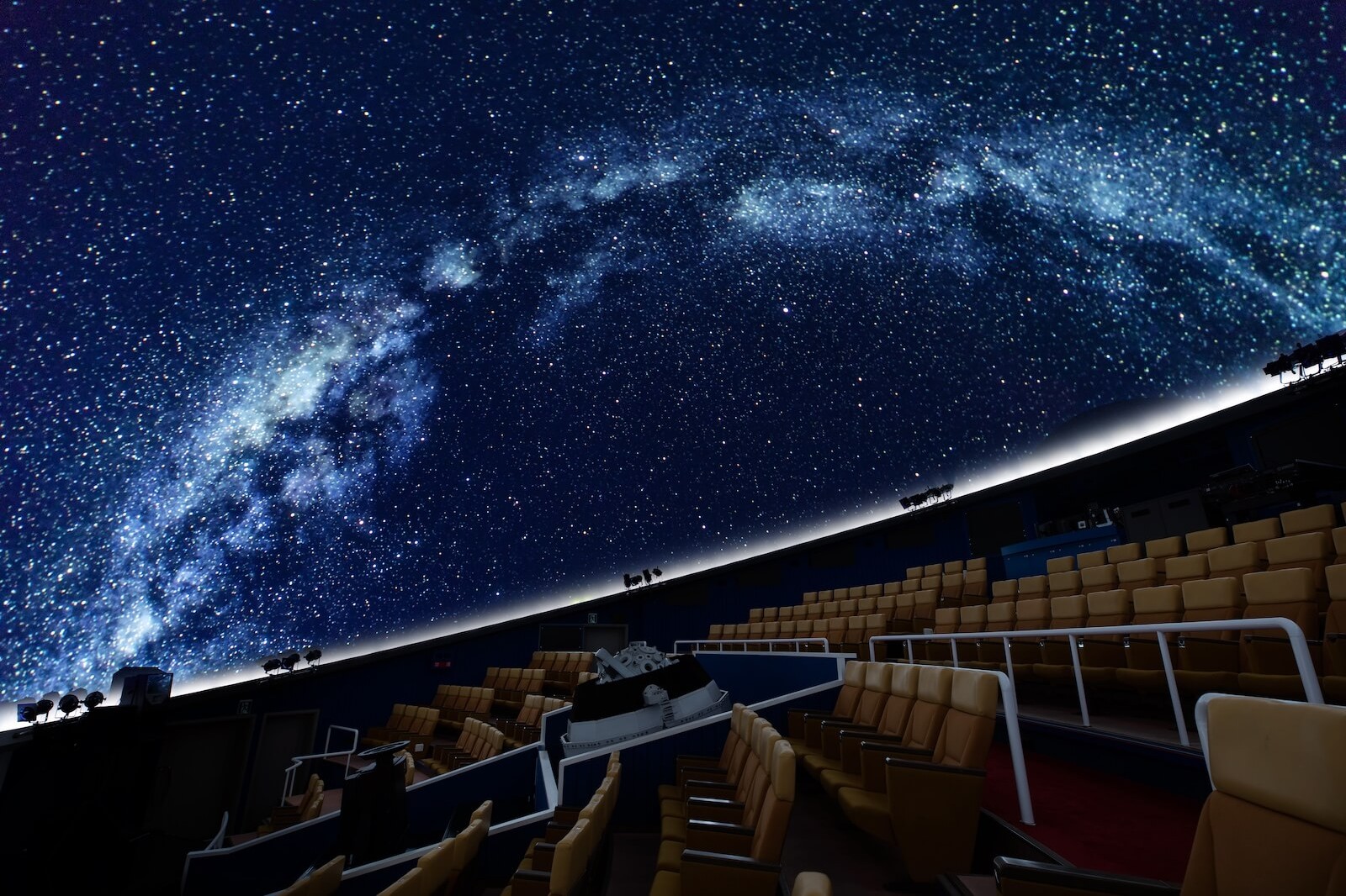 ドームいっぱいに天の川と星空を映し出したプラネタリウム