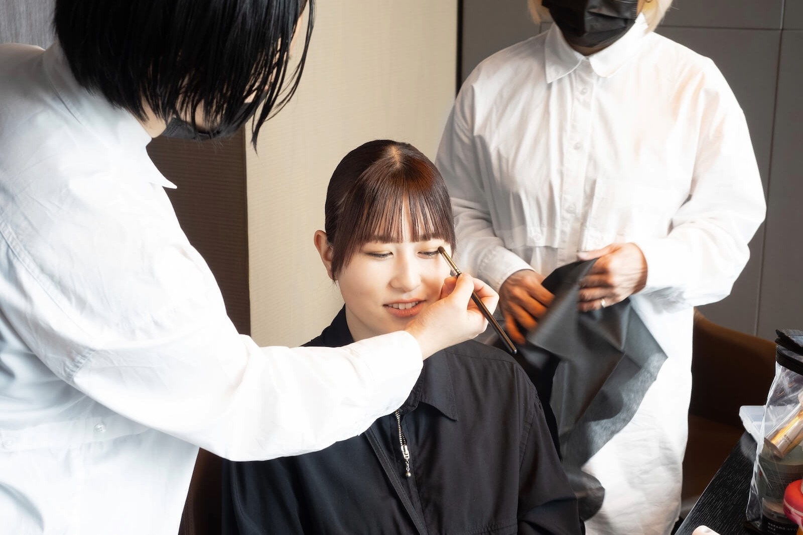 ヘアメイクの指導を受けるメズム東京のタレント