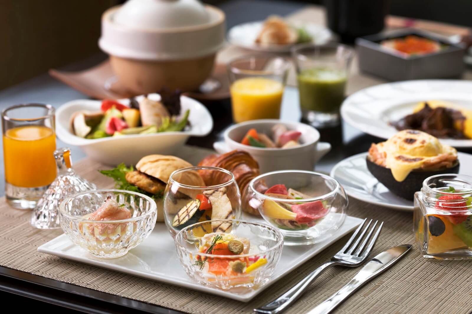 洋食や和食、パン、ジュースなどを盛り付けた朝食メニュー。
