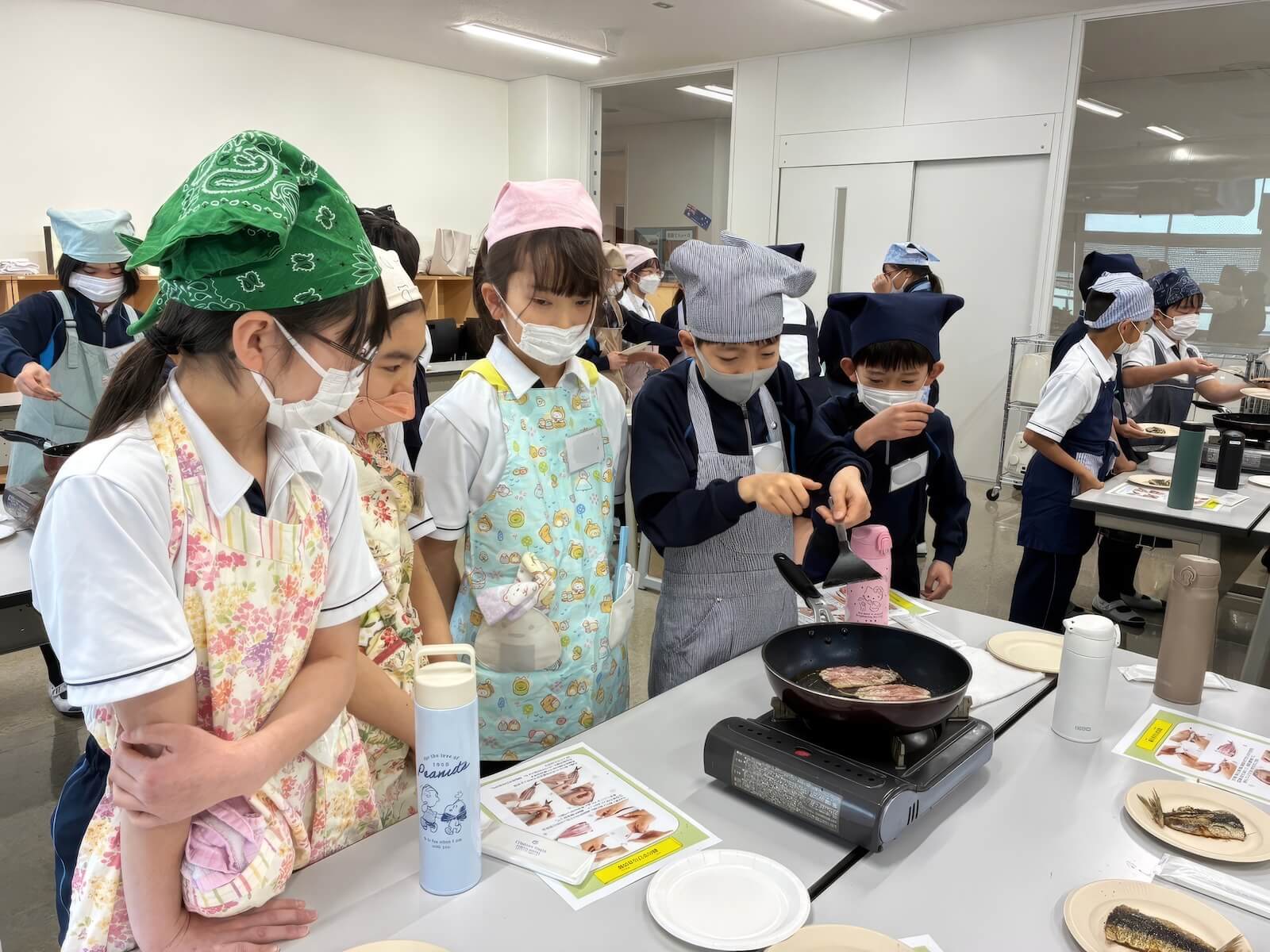 調理実習に取り組む小学生たち