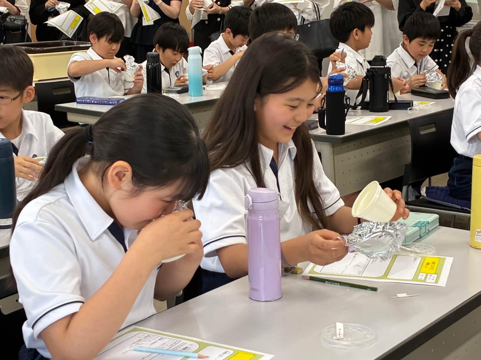 カップの香りを確かめる小学生たち